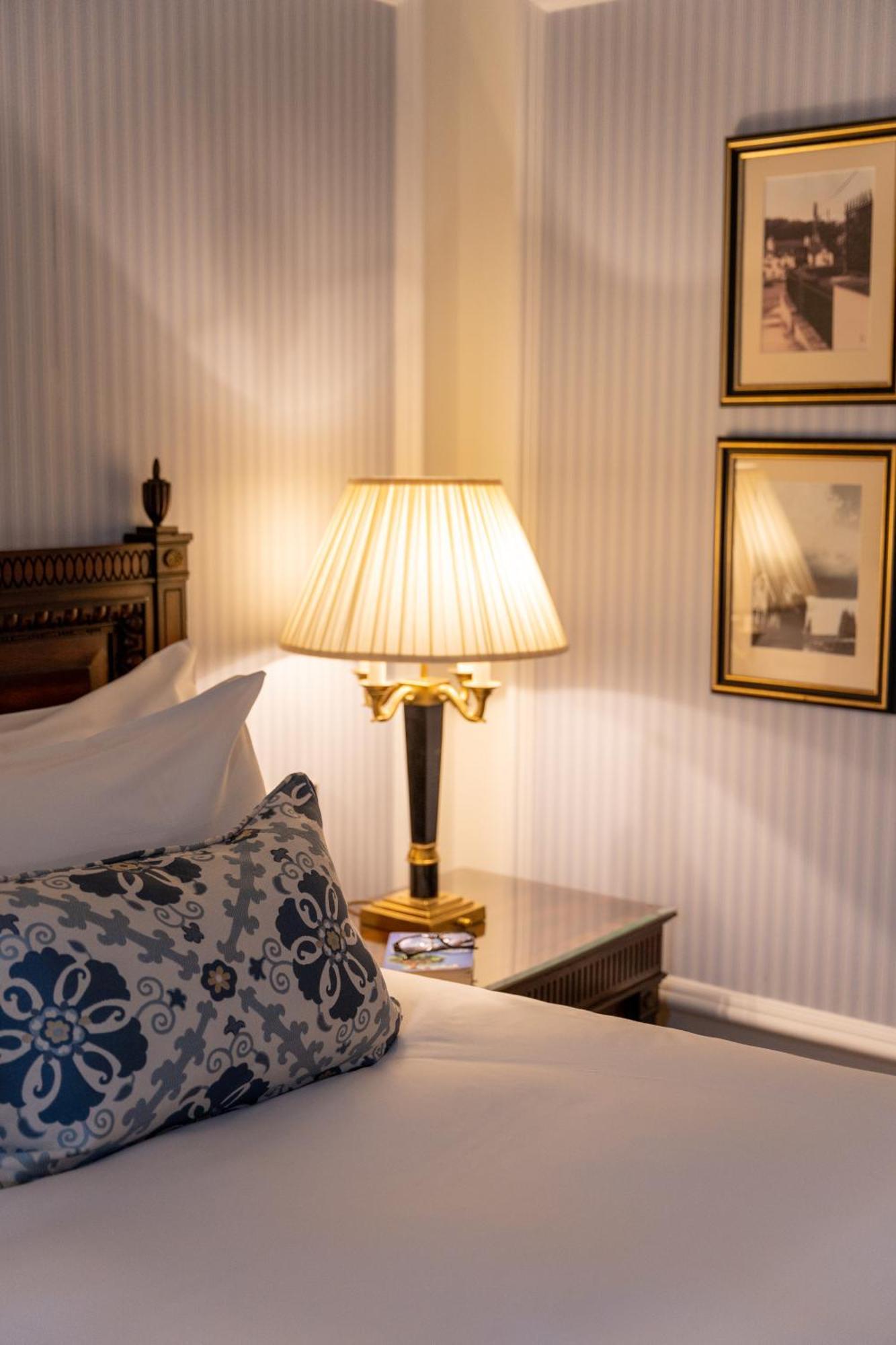 Powerscourt Hotel, Autograph Collection Enniskerry Exteriör bild A table lamp