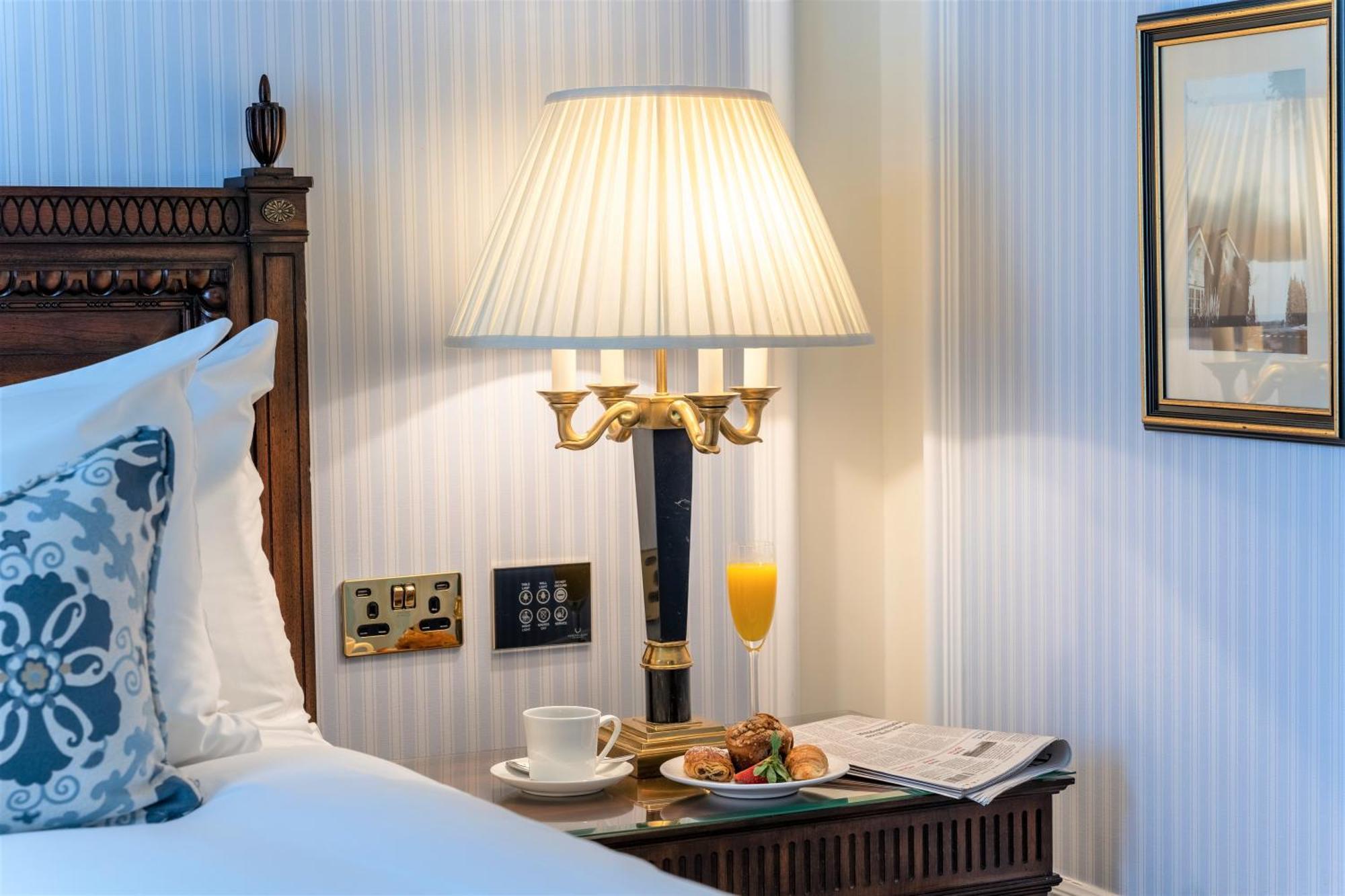 Powerscourt Hotel, Autograph Collection Enniskerry Exteriör bild A table lamp