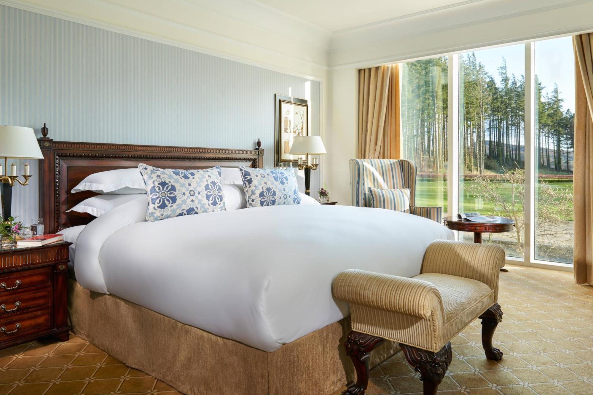 Powerscourt Hotel, Autograph Collection Enniskerry Exteriör bild A bedroom at the InterContinental