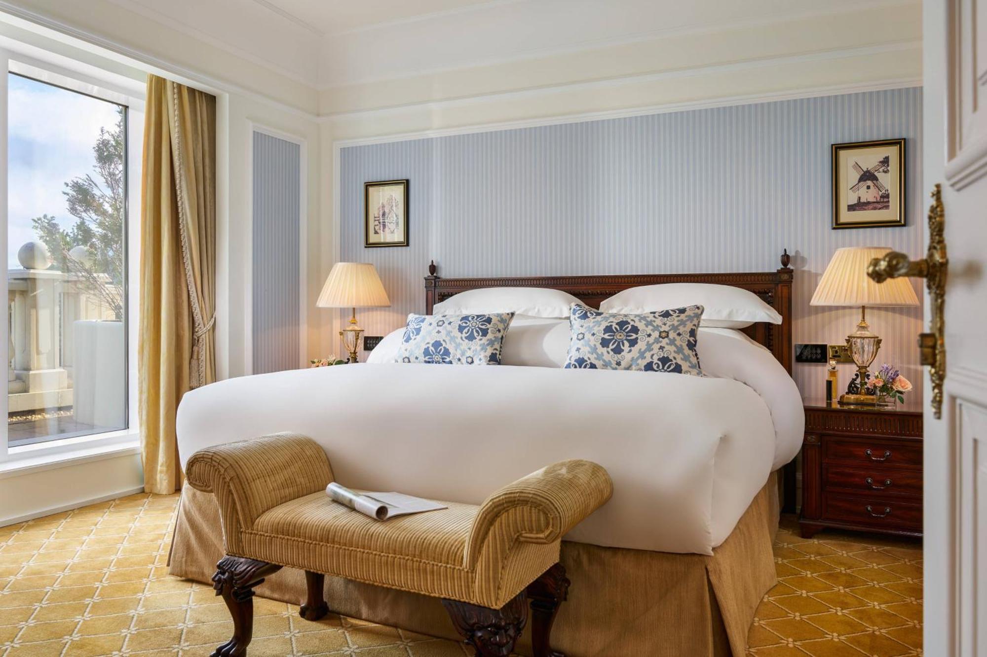 Powerscourt Hotel, Autograph Collection Enniskerry Exteriör bild A bedroom at the hotel