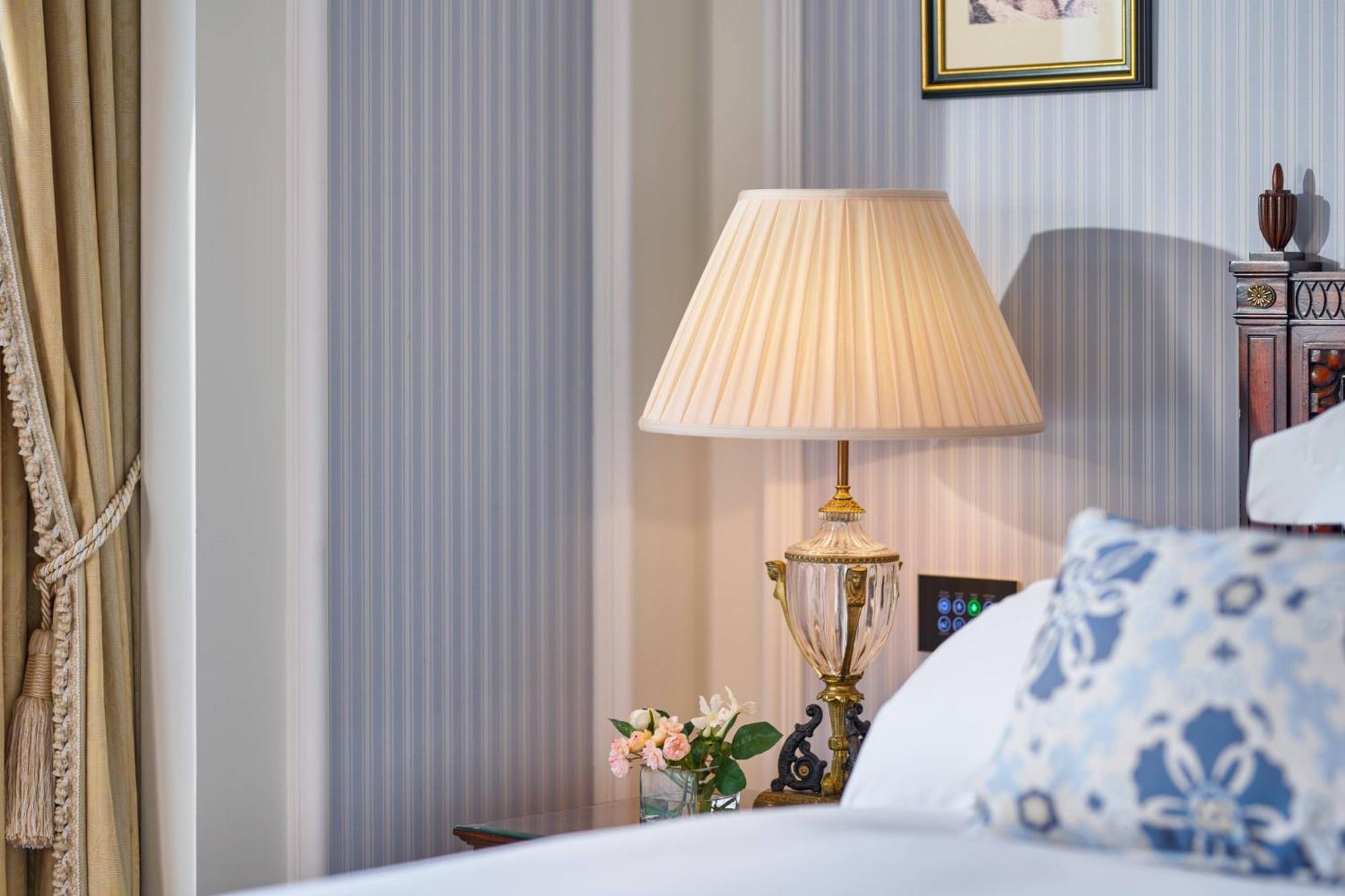 Powerscourt Hotel, Autograph Collection Enniskerry Exteriör bild A pleated lampshade