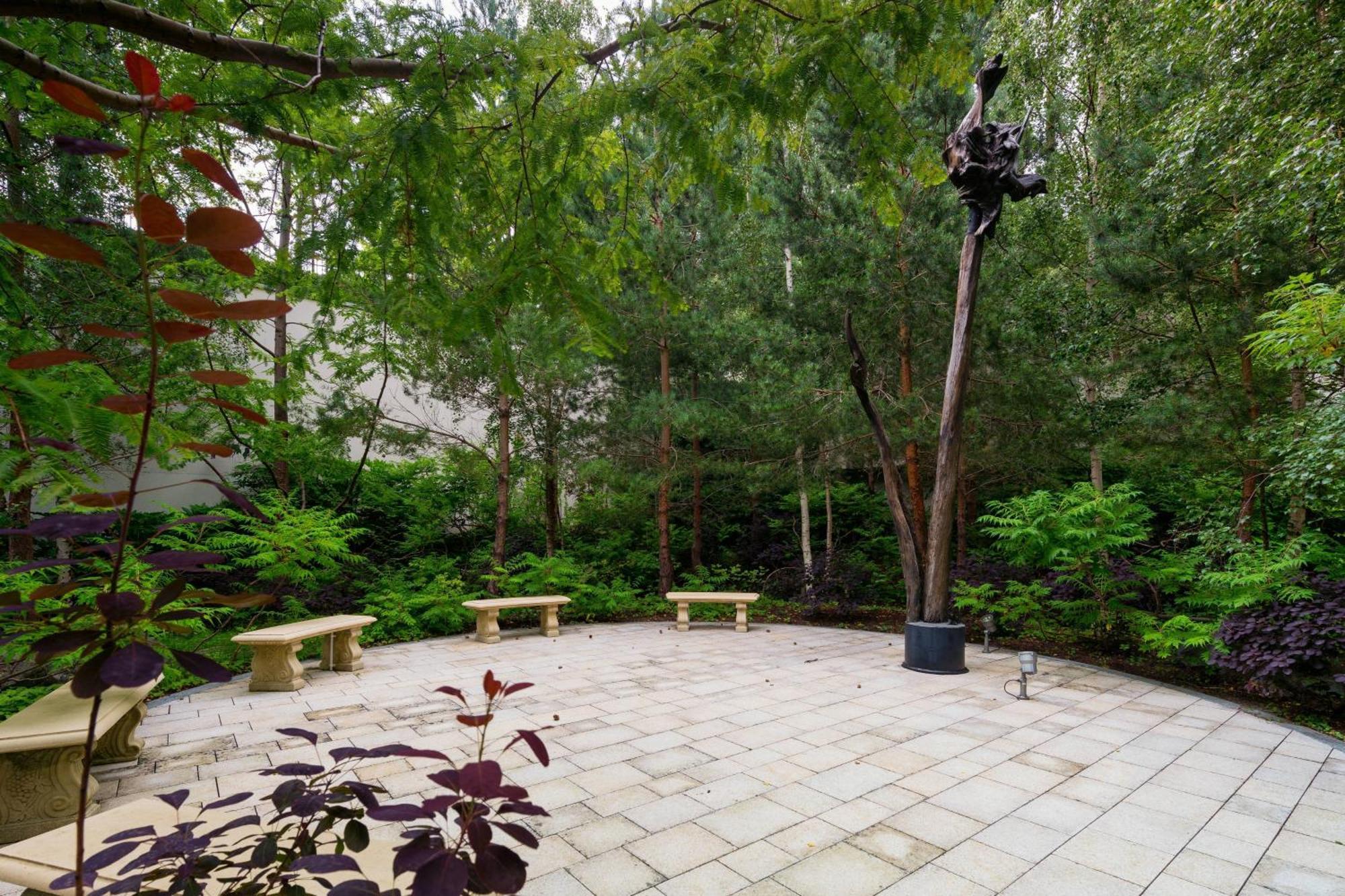 Powerscourt Hotel, Autograph Collection Enniskerry Exteriör bild The sculpture in 2019